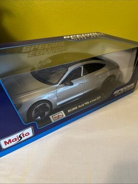πMaisto 2022 Audi RS e-tron GT Die-Cast Car - Silver